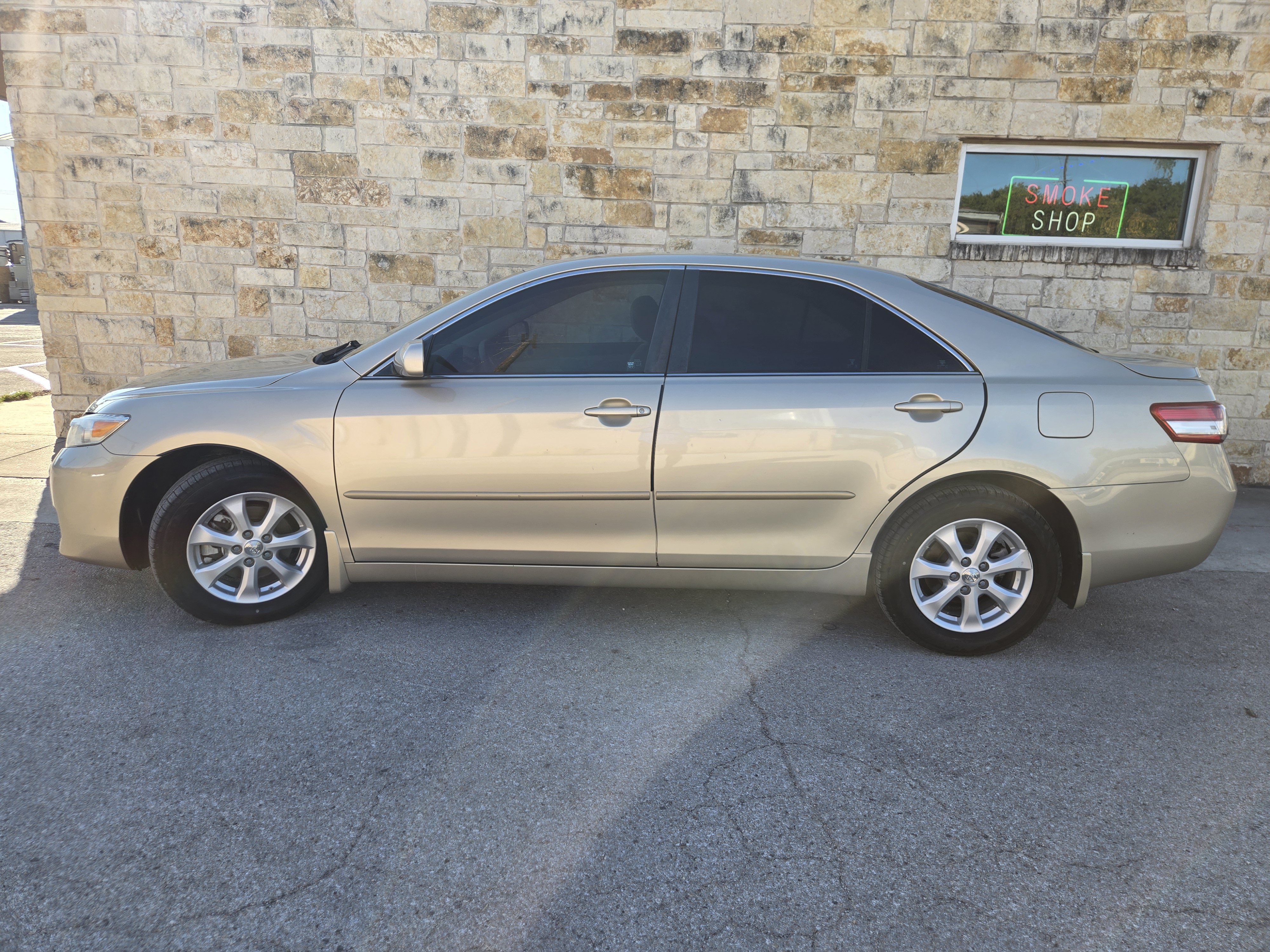 Used 2011 Toyota Camry LE w/ LE Extra-Value Pkg FWD image 1