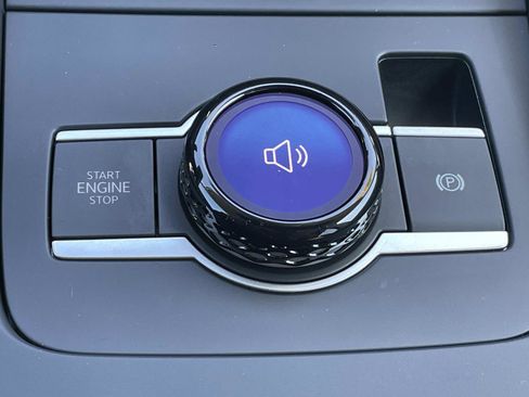 Certified 2025 Volkswagen Tiguan SE image 28