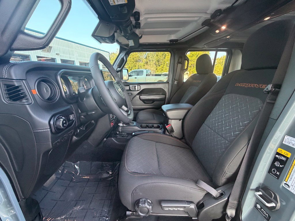 Used 2025 Jeep Gladiator Mojave w/ Convenience Group AWD/4WD image 14