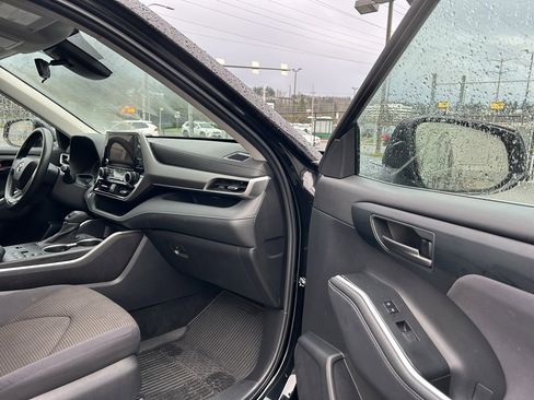 Certified 2023 Toyota Highlander L image 15