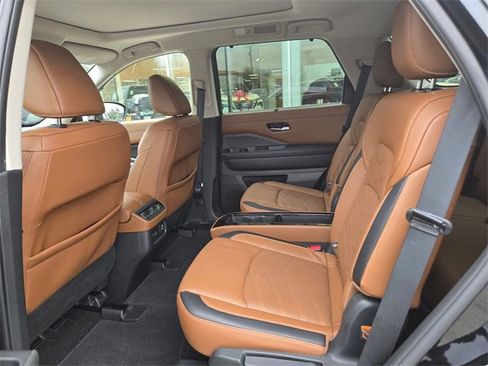 Used 2024 Nissan Pathfinder Platinum image 16