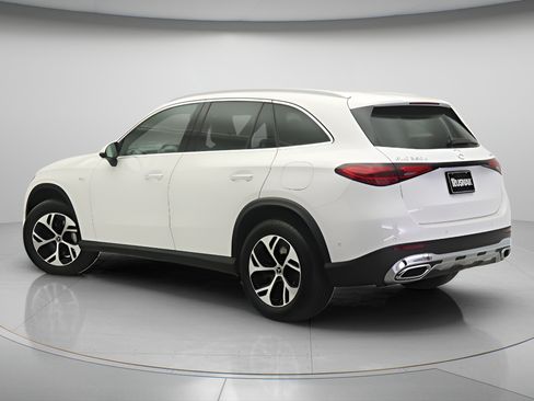 Used 2025 Mercedes-Benz GLC 350e 4MATIC image 2