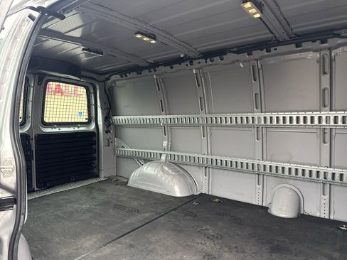 Used 2021 Chevrolet Express 3500 w/ Driver Convenience Package image 35