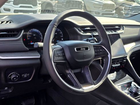 Used 2024 Jeep Grand Cherokee Limited w/ Black Appearance Package image 11