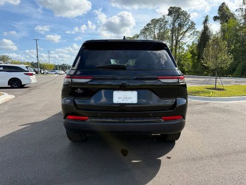 Used 2025 Jeep Grand Cherokee Altitude AWD/4WD image 4
