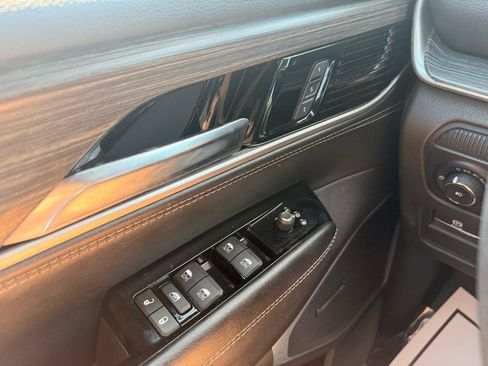 Used 2024 Jeep Wagoneer L Series II w/ Flexible Seating Group AWD/4WD image 24