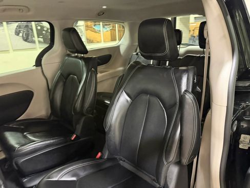 Used 2023 Chrysler Pacifica Touring-L FWD image 29