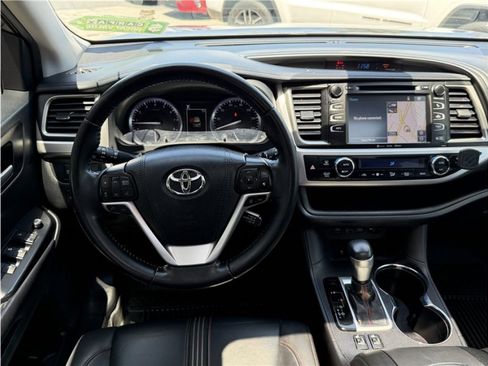 Used 2019 Toyota Highlander SE FWD image 40
