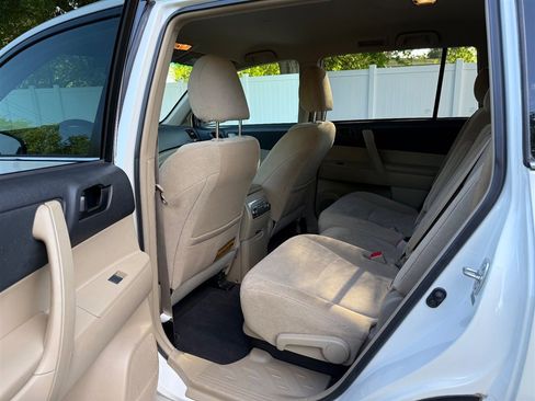 Used 2013 Toyota Highlander FWD image 12