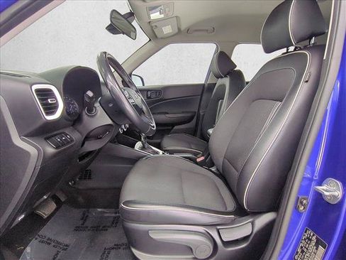Used 2022 Hyundai Venue Limited FWD image 17