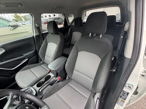 Used 2025 Kia Soul LX w/ LX Technology Package FWD image 34