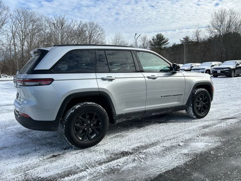 Used 2025 Jeep Grand Cherokee Altitude image 7