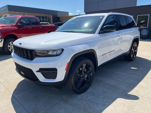 Certified 2023 Jeep Grand Cherokee Altitude AWD/4WD image 3