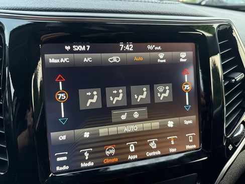 Used 2019 Jeep Cherokee Limited w/ Trailer Tow Group AWD/4WD image 57