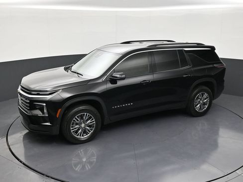 Used 2025 Chevrolet Traverse LT FWD image 12
