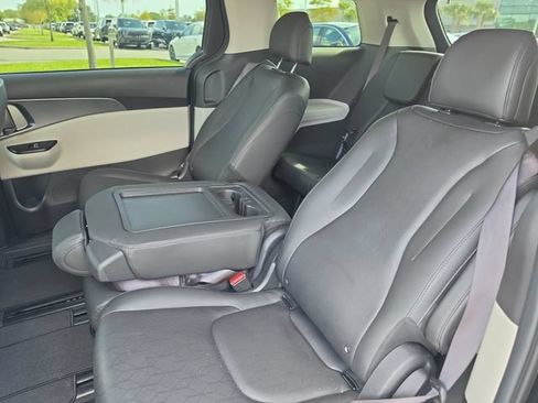 Certified 2022 Kia Carnival LX FWD image 11