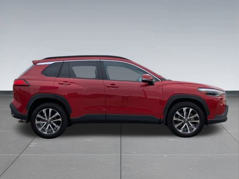 Used 2022 Toyota Corolla Cross XLE image 7