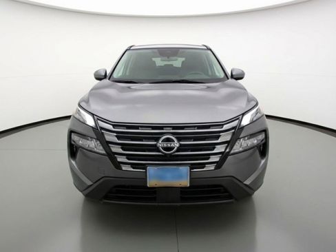 Used 2025 Nissan Rogue SV image 2