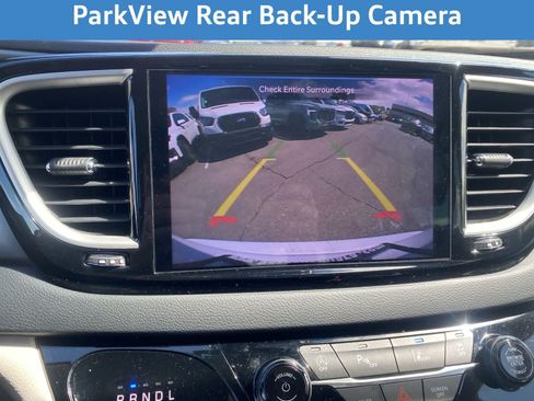 Used 2023 Chrysler Pacifica Touring-L FWD image 17