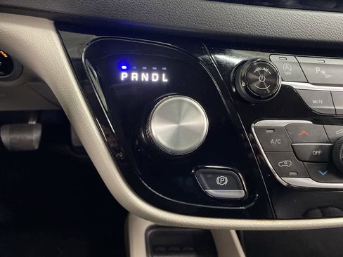 Used 2024 Chrysler Pacifica Touring-L image 27