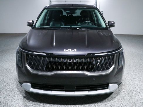 Used 2025 Kia Carnival FWD image 4