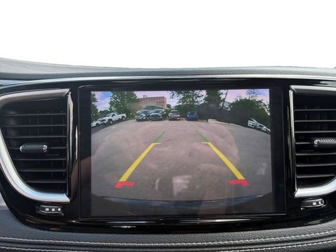 Used 2025 Chrysler Pacifica Limited FWD image 19