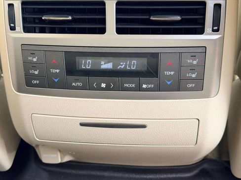 Used 2013 Lexus LX 570 4WD w/ Luxury Pkg image 37
