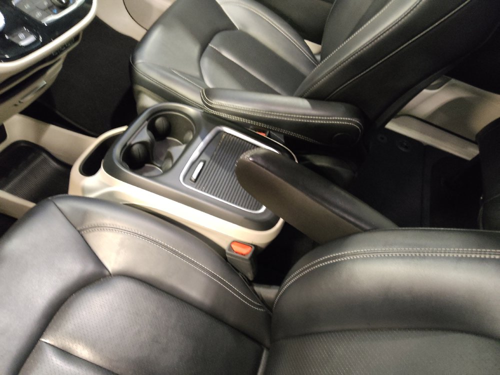 Used 2024 Chrysler Pacifica Touring-L FWD image 26
