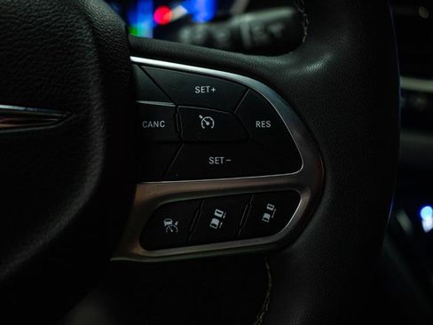 Used 2025 Chrysler Pacifica Select FWD image 18