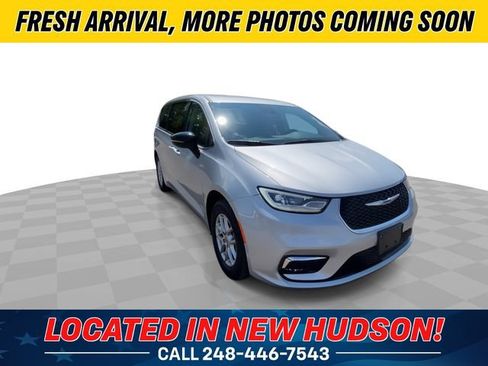 Used 2024 Chrysler Pacifica Touring-L FWD image 4