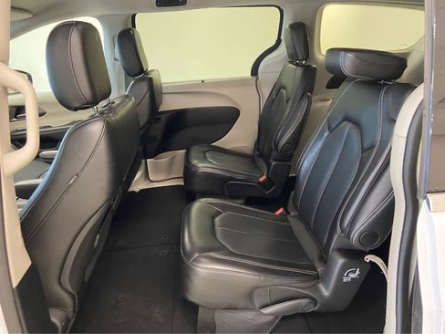 Used 2024 Chrysler Pacifica Touring-L FWD image 15