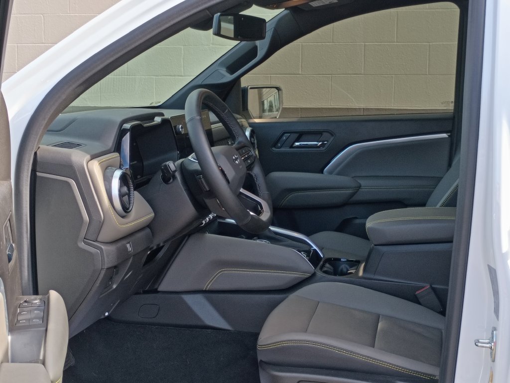 Used 2026 Chevrolet Colorado ZR2 w/ Technology Package AWD/4WD image 16