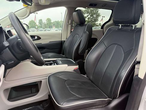 Used 2023 Chrysler Pacifica Limited FWD image 16