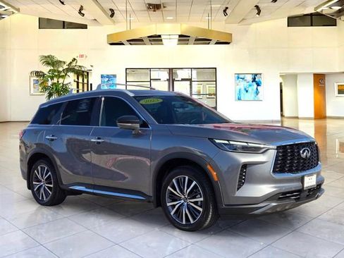 Used 2023 INFINITI QX60 Sensory w/ Vision Package AWD/4WD image 3
