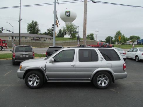 Used 2004 Nissan Pathfinder LE Platinum RWD image 2