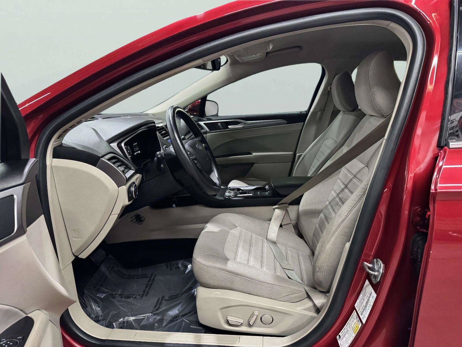 Used 2020 Ford Fusion SE FWD image 22