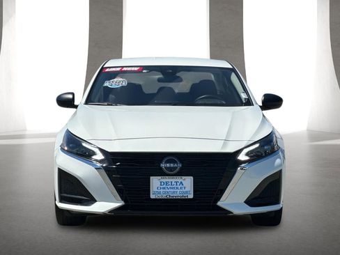 Used 2025 Nissan Altima 2.5 SV FWD image 9