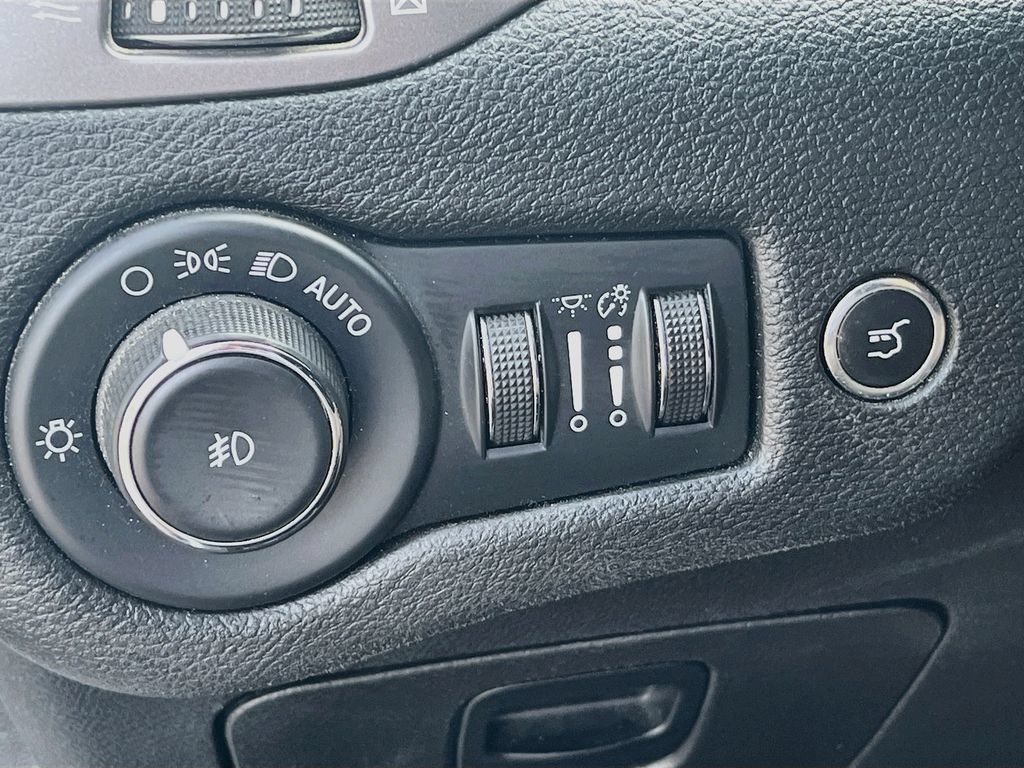 Used 2022 Jeep Cherokee Latitude Lux w/ Sun & Sound Group AWD/4WD image 10