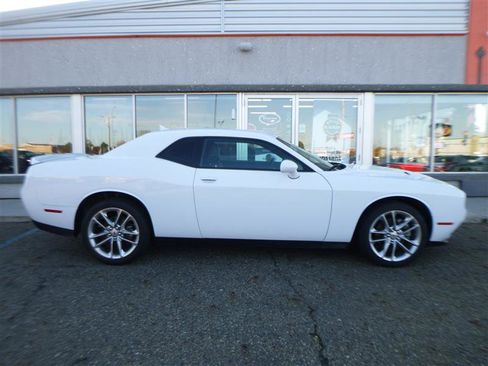 Used 2022 Dodge Challenger SXT w/ Plus Package image 4
