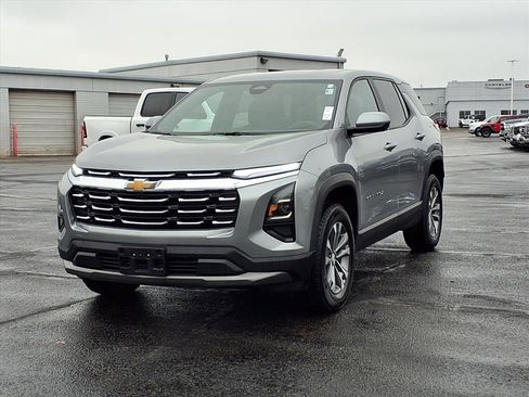 Used 2025 Chevrolet Equinox LT image 2