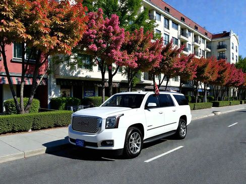Used 2018 GMC Yukon XL Denali image 7