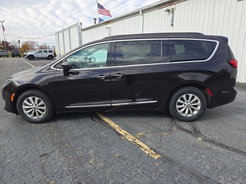 Certified 2017 Chrysler Pacifica Touring-L image 8