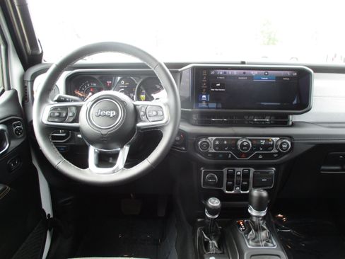 Used 2025 Jeep Wrangler Unlimited Sahara AWD/4WD image 17