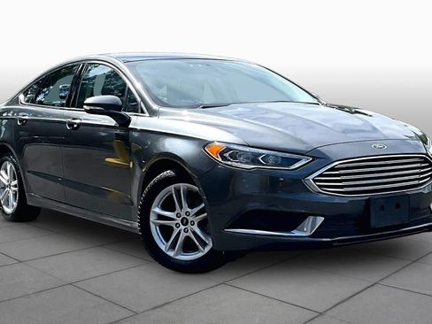 Used 2018 Ford Fusion SE w/ Fusion SE Technology Package FWD image 3