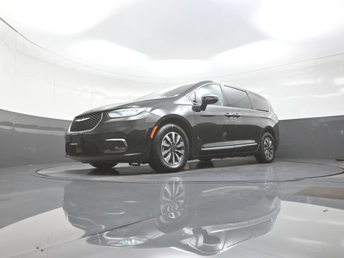 Used 2023 Chrysler Pacifica Limited FWD image 11