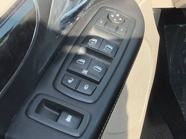 Used 2012 Chrysler Town & Country Touring w/ Entertainment Group #1 FWD image 12