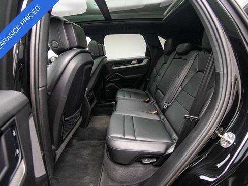 Used 2025 Porsche Cayenne AWD/4WD image 18