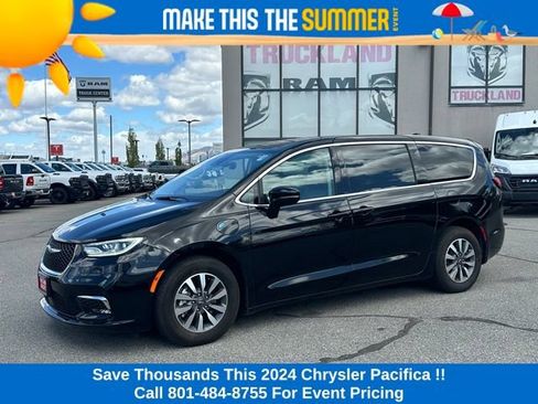 Used 2024 Chrysler Pacifica Limited FWD image 1