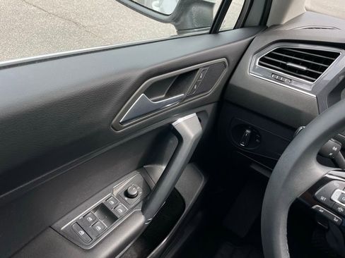 Used 2020 Volkswagen Tiguan SE FWD image 22