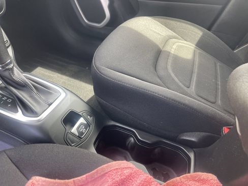 Used 2019 Jeep Renegade Latitude AWD/4WD image 19